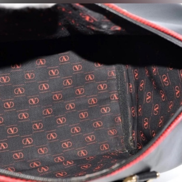 Valentino Garavani: Black Leather Boston Bag - Picture 9 of 12